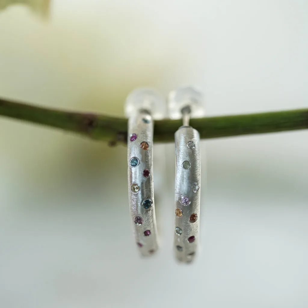 Hoop earrings with small multicolor sapphires