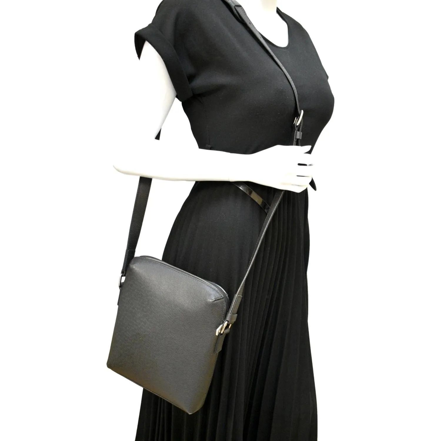 LOUIS VUITTON Grigori Pochette Taiga Leather Crossbody Bag Black