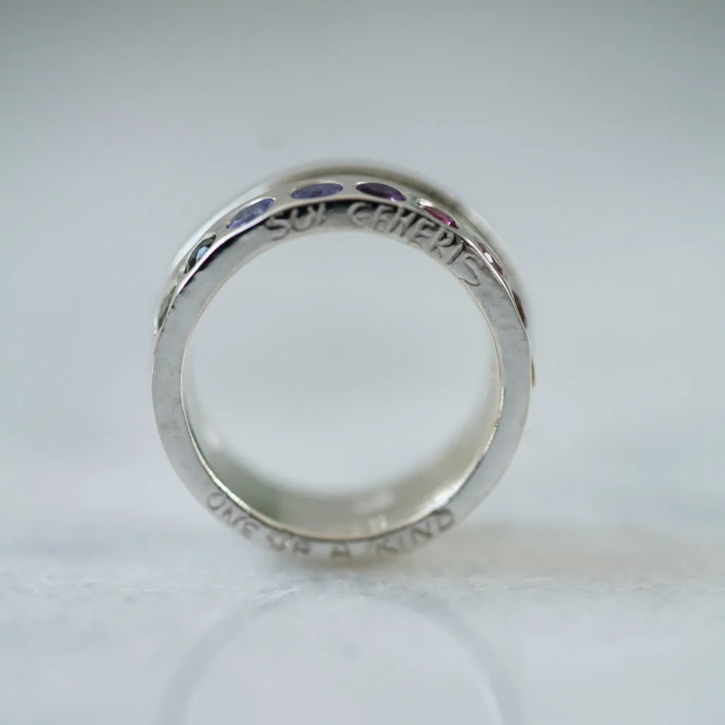 Sui generis silver ring with sapphires