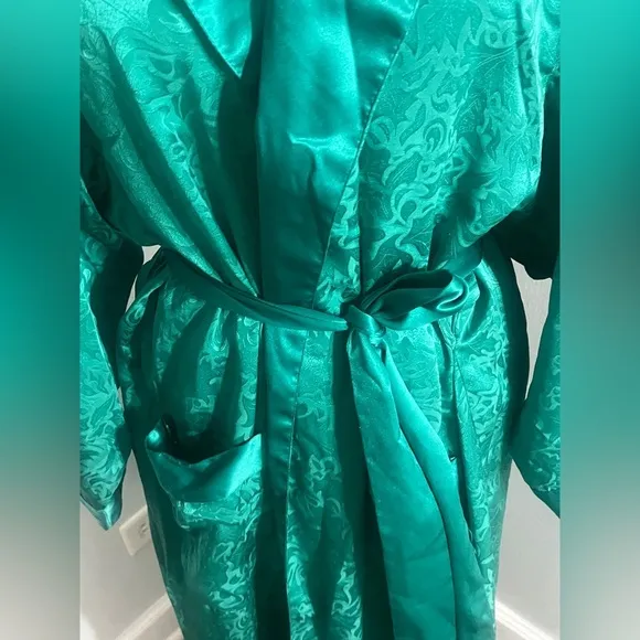 Vintage Victoria’s Secret Sz Large Emerald Green Silky long robe embossed