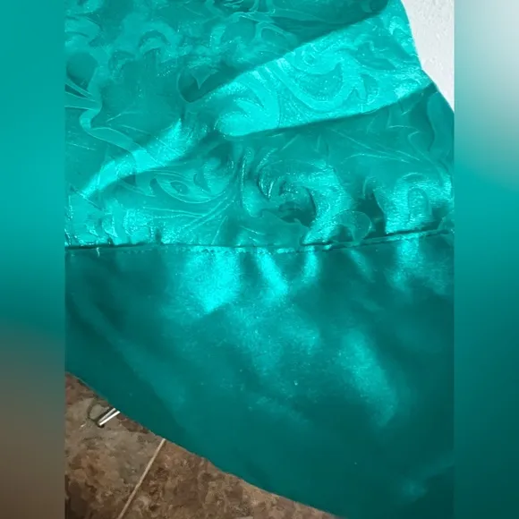 Vintage Victoria’s Secret Sz Large Emerald Green Silky long robe embossed