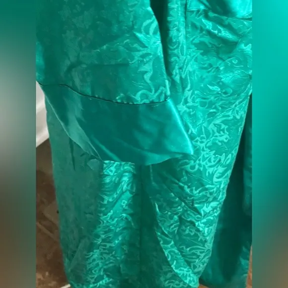 Vintage Victoria’s Secret Sz Large Emerald Green Silky long robe embossed