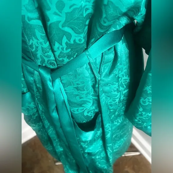 Vintage Victoria’s Secret Sz Large Emerald Green Silky long robe embossed